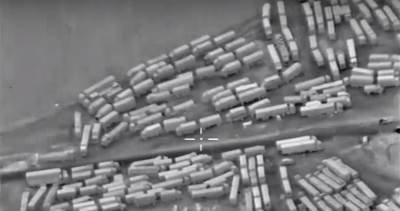 Турски камиони снимљени на граници са Сиријом (ВИДЕО)